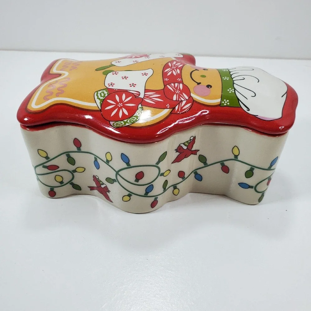 Temptations Lidded 8oz Ramekin Ceramic Gingerbread Man Dish Christmas Bakeware